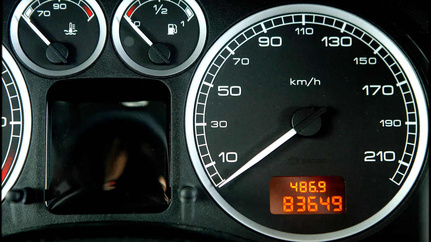 Guide til køb af brugt bil. B.T.s bilekspert Jørli gennemgår to forskellige Peugeot 307 SW. Her et speedometer på instrumentbrættet.