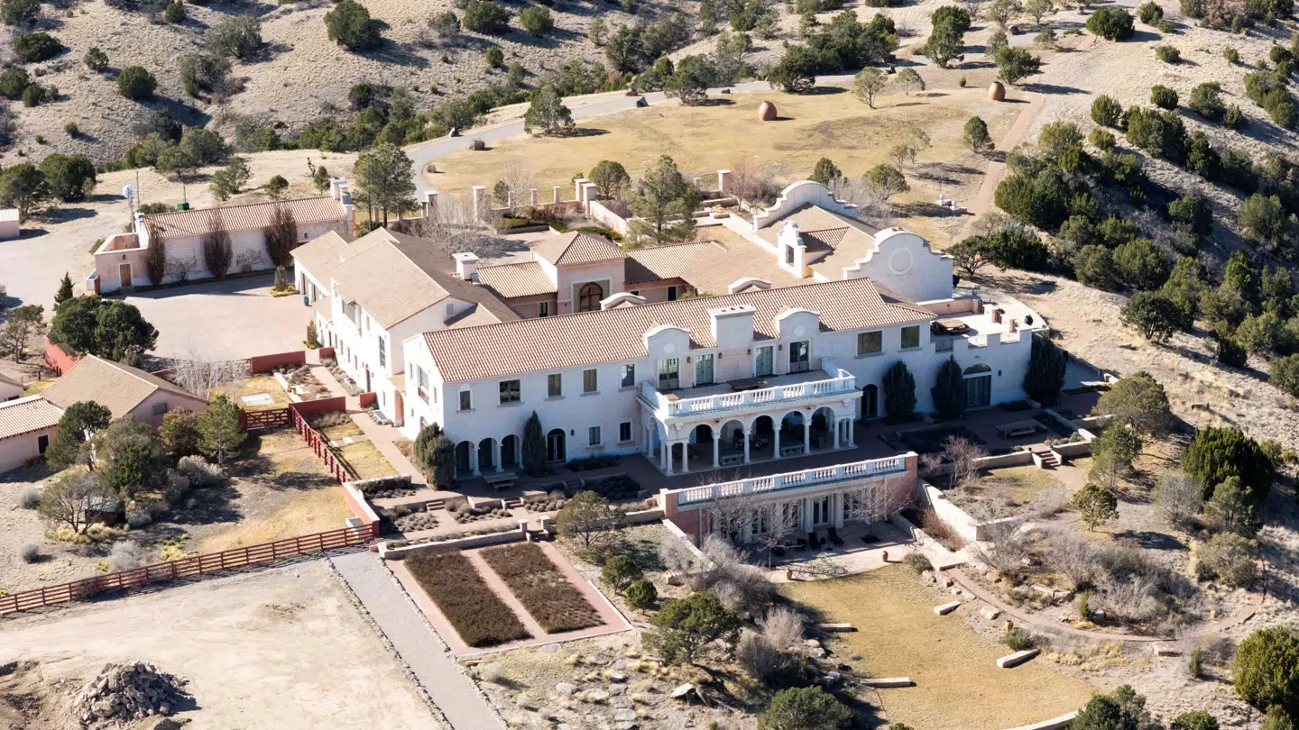 Her ses et droneskud af Zorro Ranch fra marts i år. Epstein købte landstedet af den tidligere guvernør i New Mexico og byggede sit eget palæ på grunden.