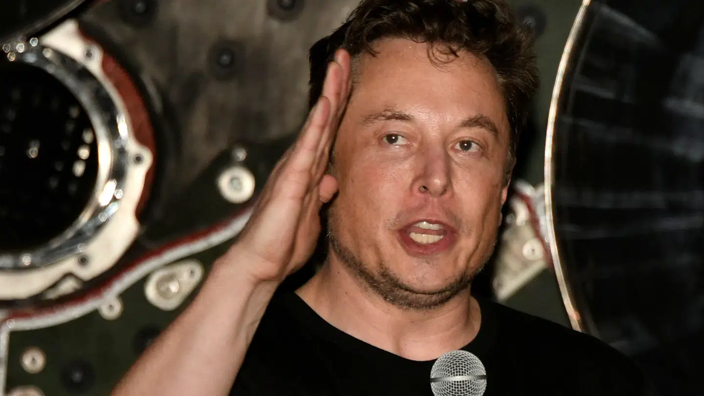 Elon Musk føler sig forrådt.