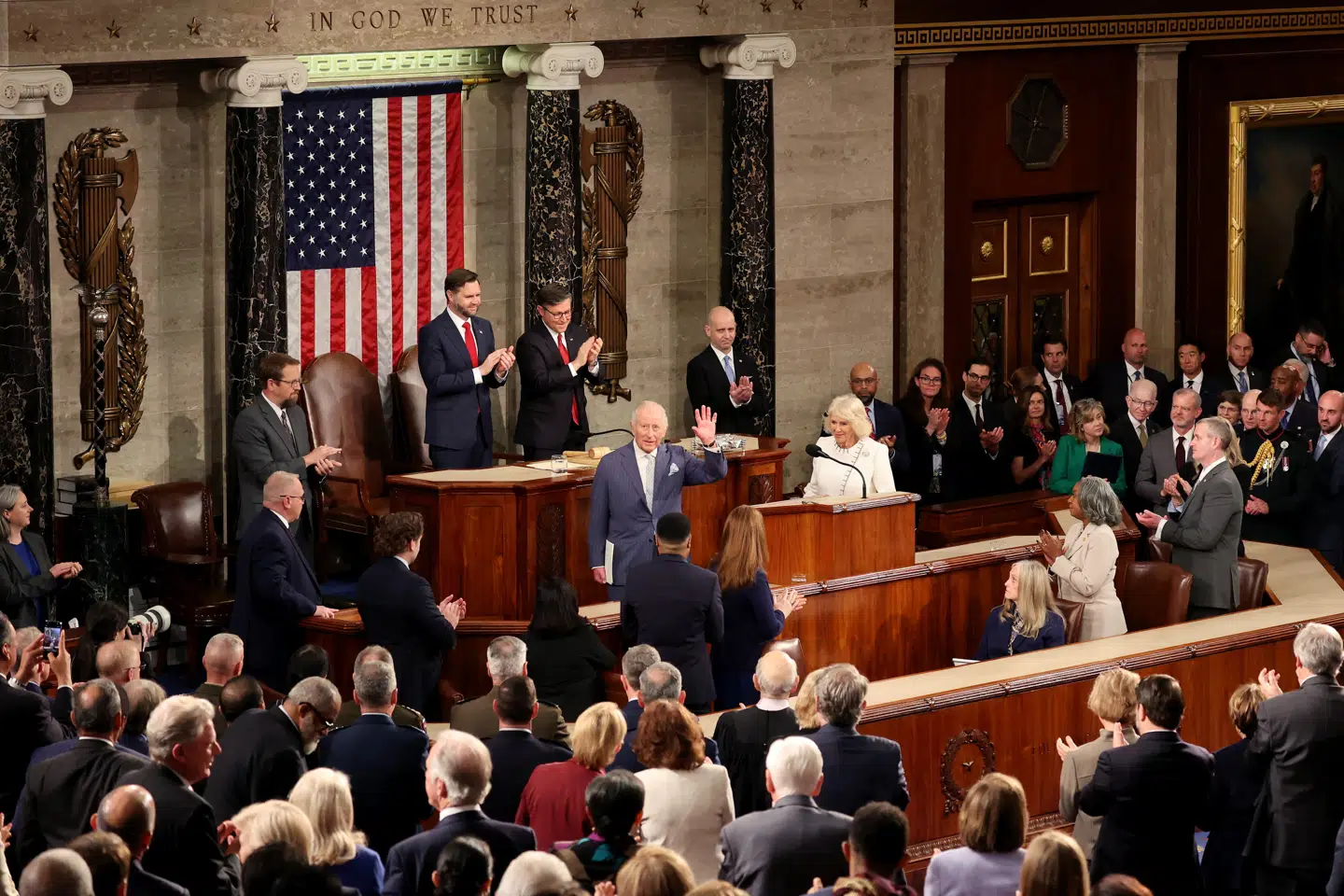 Kong Charles fik flere gange stående ovationer i Kongressen under sin tale.