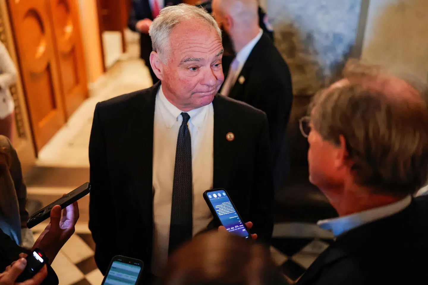 Demokraten Tim Kaine, der er senator i den amerikanske delstat Virginia, var en af kræfterne bag forslag om at begrænse Trumps krigsbeføjelser i Cuba. Det blev tirsdag stemt ned i Senatet, hvor der er republikansk flertal. (Arkivfoto).