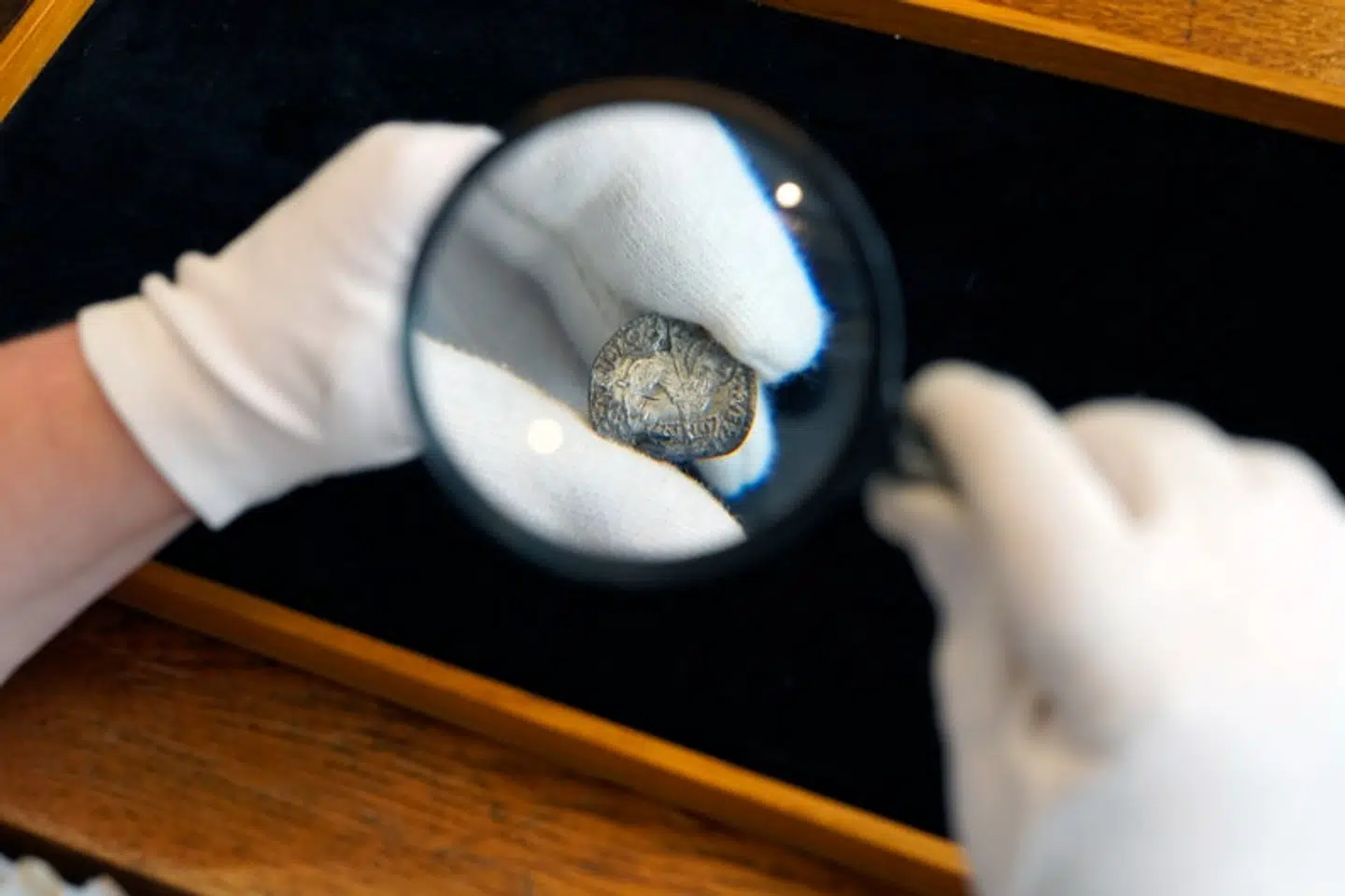 To engelske mønter er fundet ved Løgumkloster og ved Kåstrup nær Skive. Mønterne er blevet brugt af vikingerne som smykker.