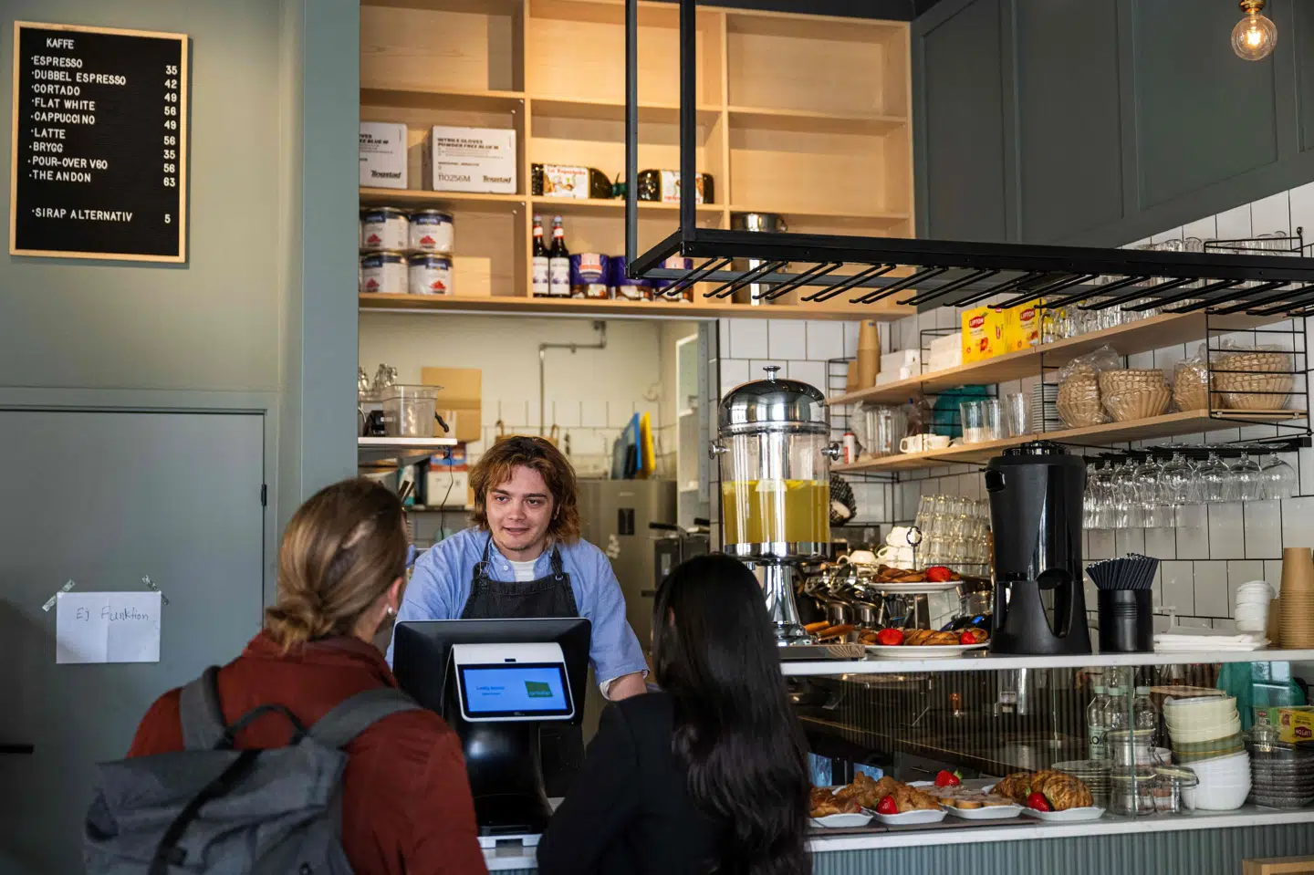 Kajetan Grzelczak er en af to barister i Andon Café. Han blev ansat efter en halv times samtale med robotten "Mona", der styres af kunstig intelligens.