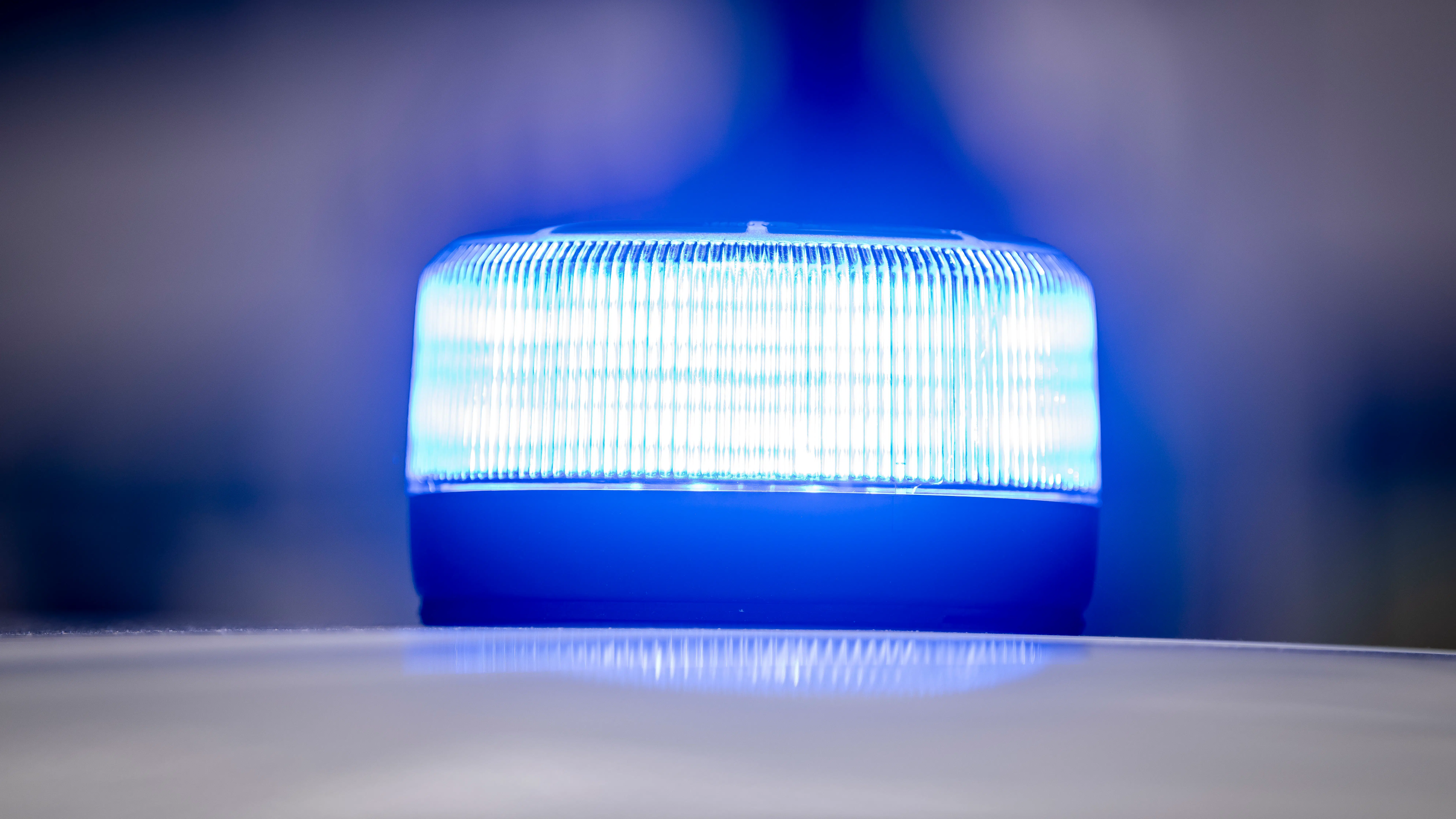 29-årig kvinde gik amok under røveriforsøg: Sparkede, slog og bed mand