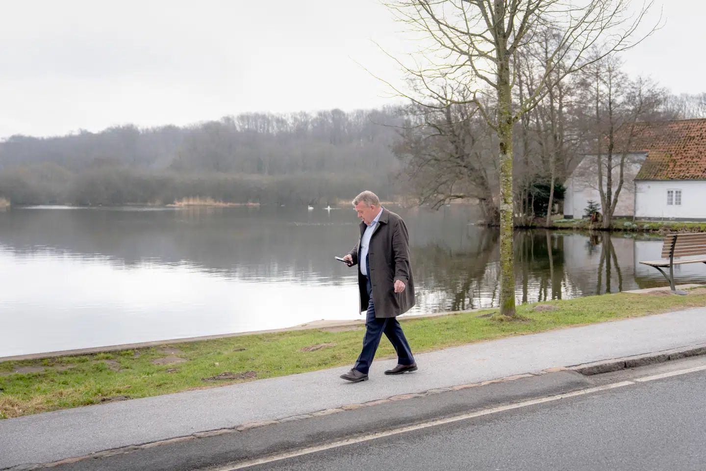 Lars Løkke Rasmussen tjekker mobilen ved Gram slot i Sønderjylland under valgkampen.