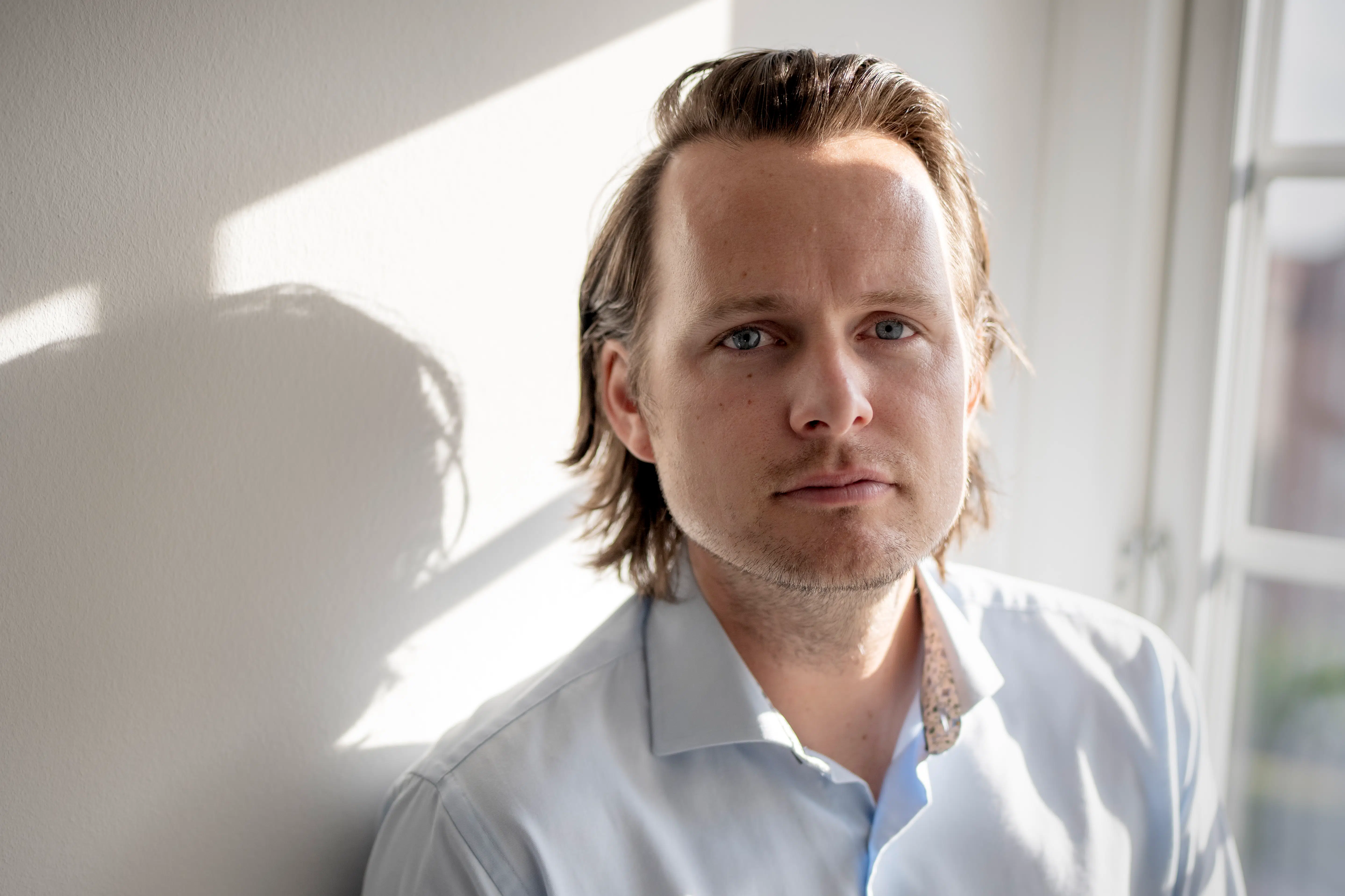 Én gang om året taler han løn med sine ansatte. Nu fortæller han om vejen til lønforhøjelse
