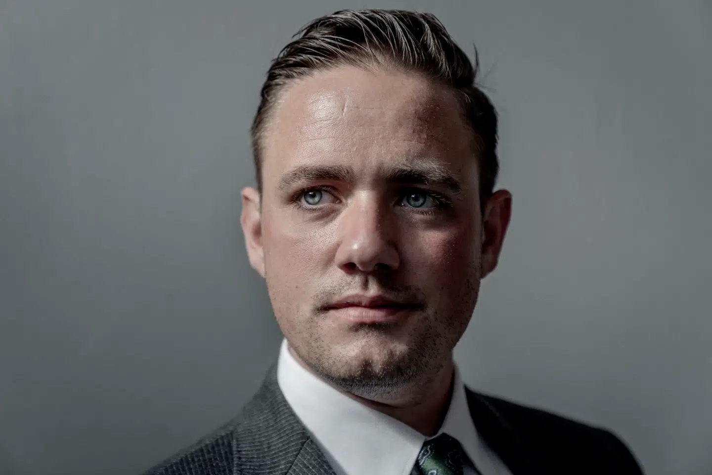 Christian Egander Skov er aktuel med en ny bog med et forsvar for vores folkestyre, som kvitteres med fem stjerner af Berlingskes anmelder.