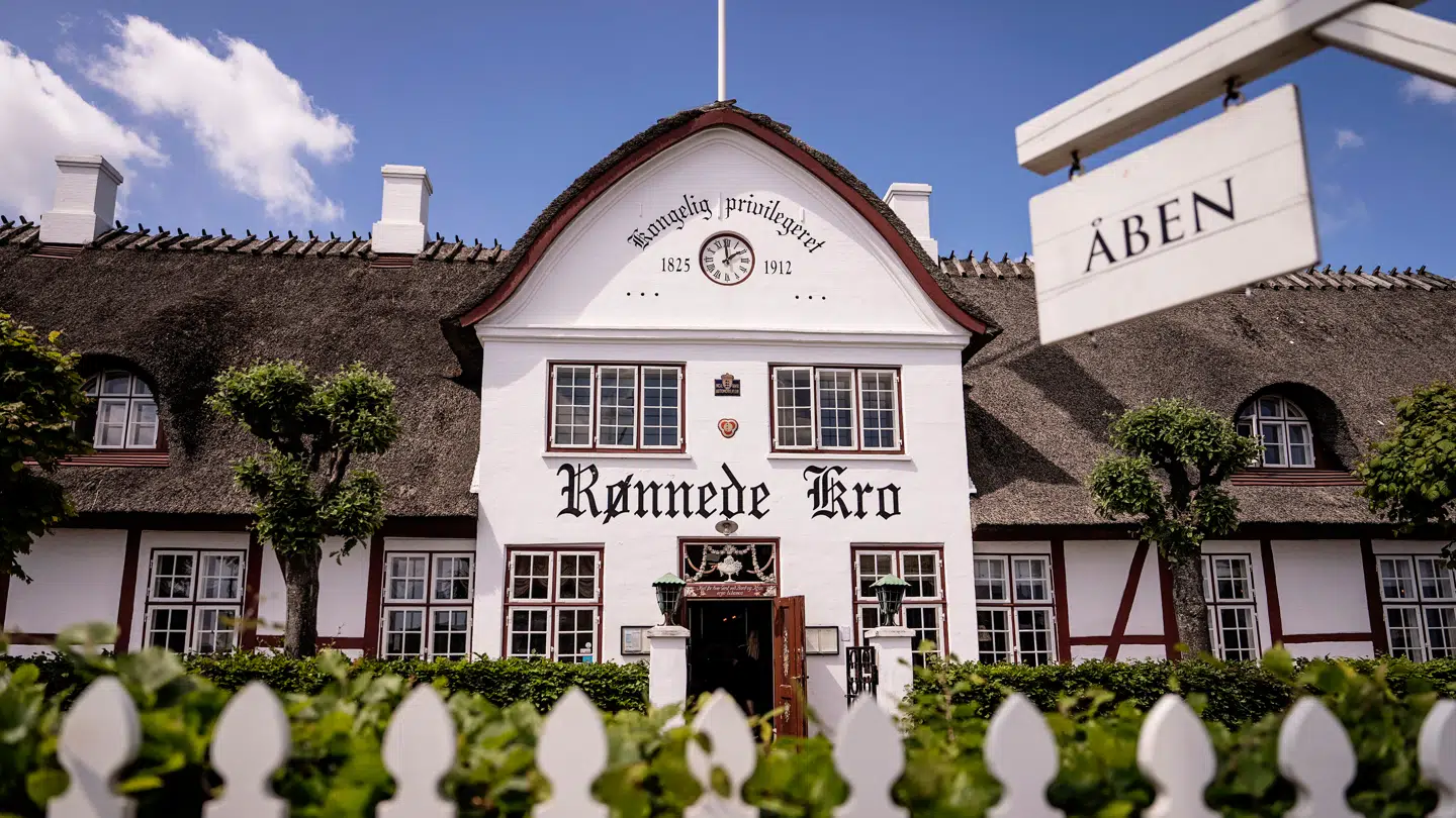Rønnede Kro i solskin.