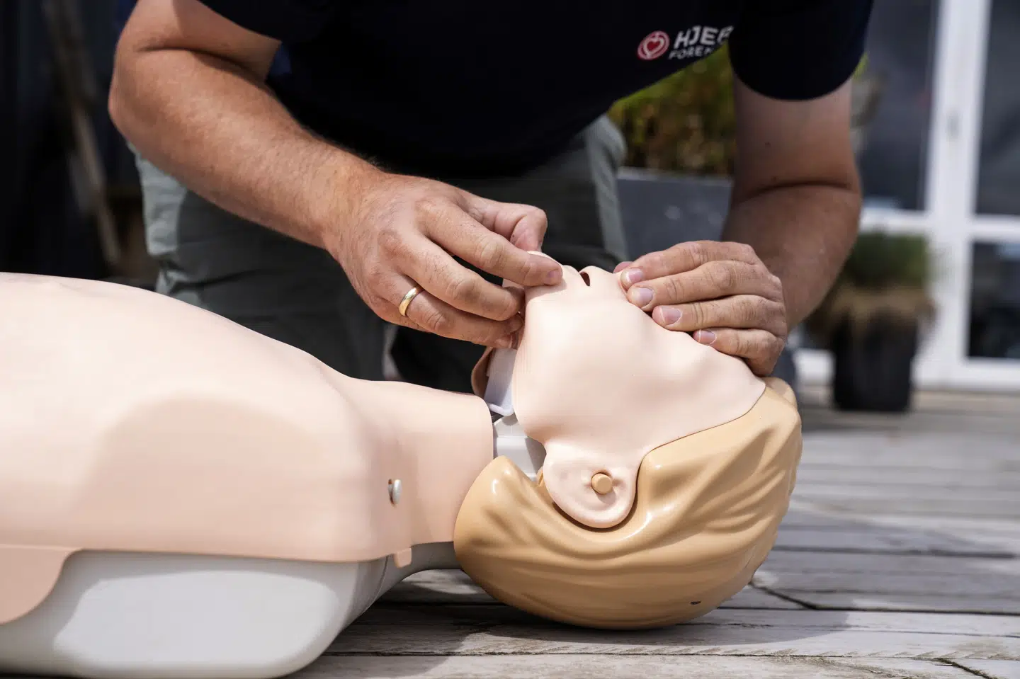 Hurtig hjælp er helt afgørende, når en person falder om på gaden med hjertestop, konkluderer forskere bag nyt landsdækkende studie. På billedet er der tale om en undervisningssituation med en førstehjælpsdukke. (Arkivfoto).