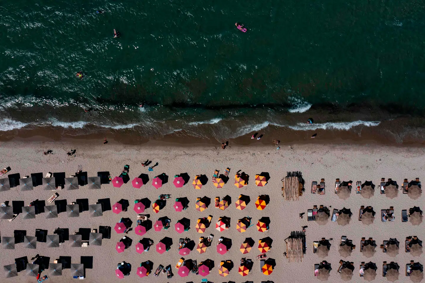 Hvis en strand som denne på den græske ø Kos lokker, så læs flyekspertens gode råd til sommerferien længere nede i artiklen.