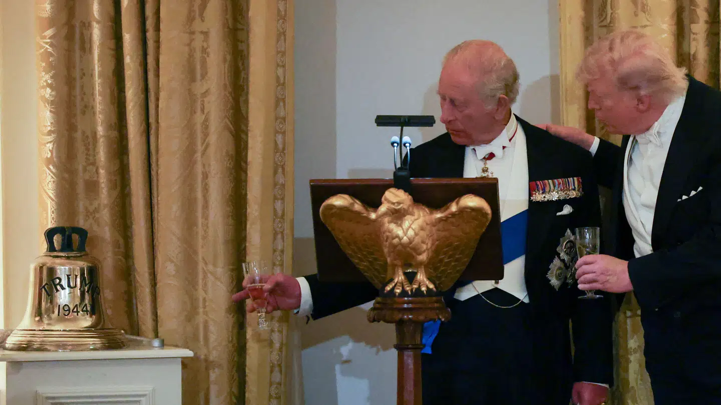 Kong Charles peger mod den ubådsklokke, han forærede USAs præsident, Donald Trump (th.) under sit besøg i Det Hvide Hus.