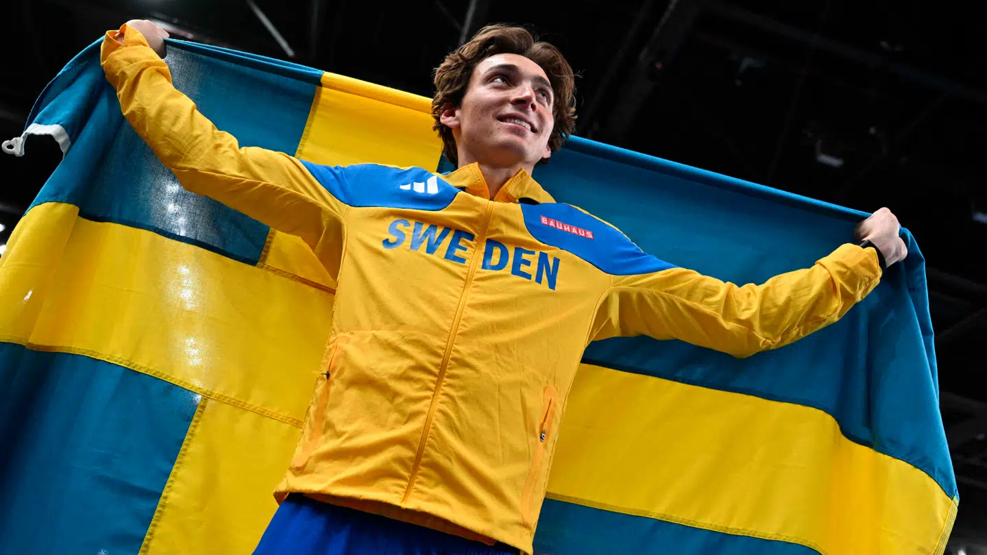 Armand Duplantis har verdensrekorden i stangspring på 6,18 meter indendørs og udendørs på 6,30 meter.