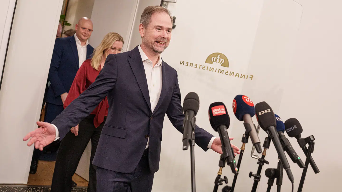 Her ses en smilende finansminister Nicolai Wammen (S) præsentere fødevarechecken.