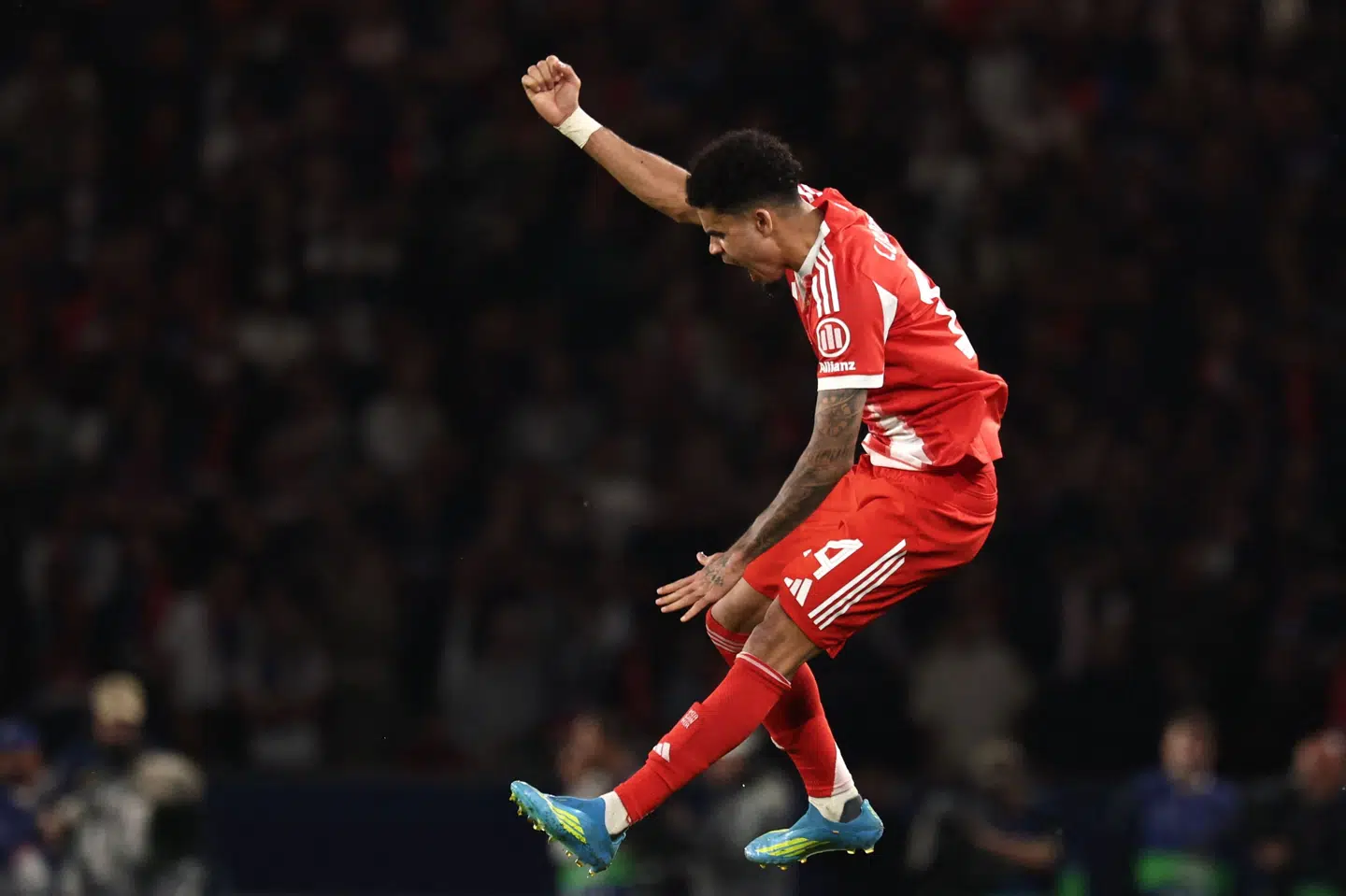 Ni mål blev tilskuerne forkælet med i Champions League-kampen tirsdag. Her har Bayern Münchens Luis Diaz reduceret til slutresultatet 4-5 mod Paris Saint-Germain.