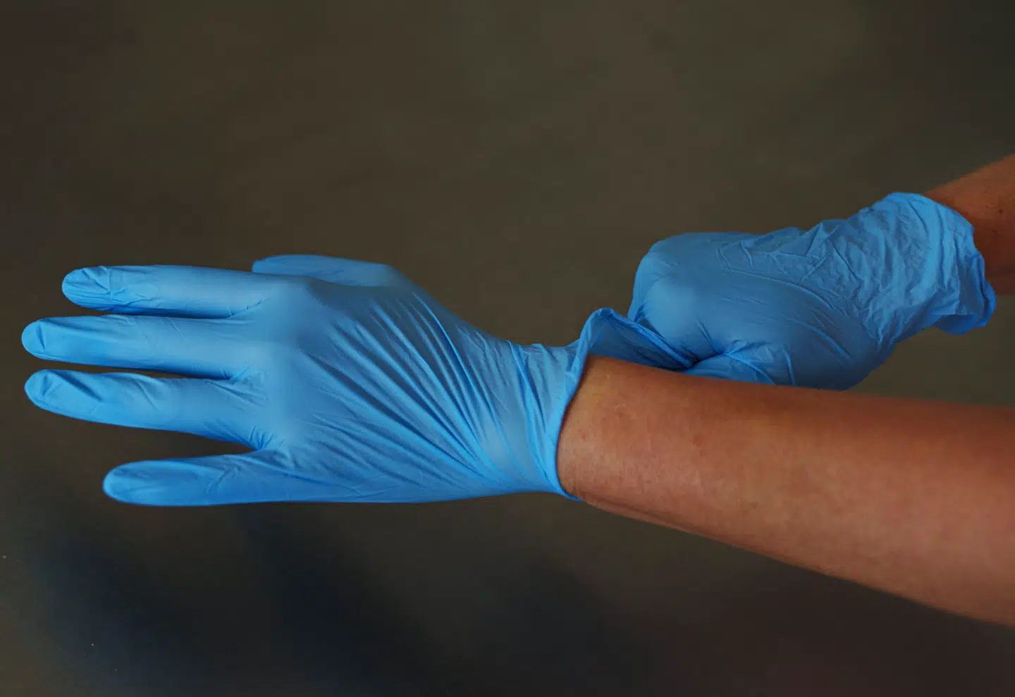 Forskere kan have overvurderet mængden af mikroplastic, fordi deres engangshandsker, der indeholder stearinsyre, har forurenet målingerne. Foto: Liselotte Sabroe