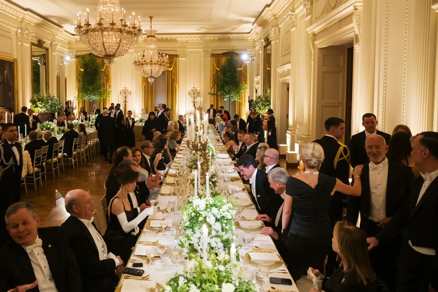 Donald Trump bød på fornem middag i Det Hvide Hus til ære for kong Charles og dronning Camillas statsbesøg i USA i anledningen af 250 års jubilæet for Uafhængighedserklæringen.