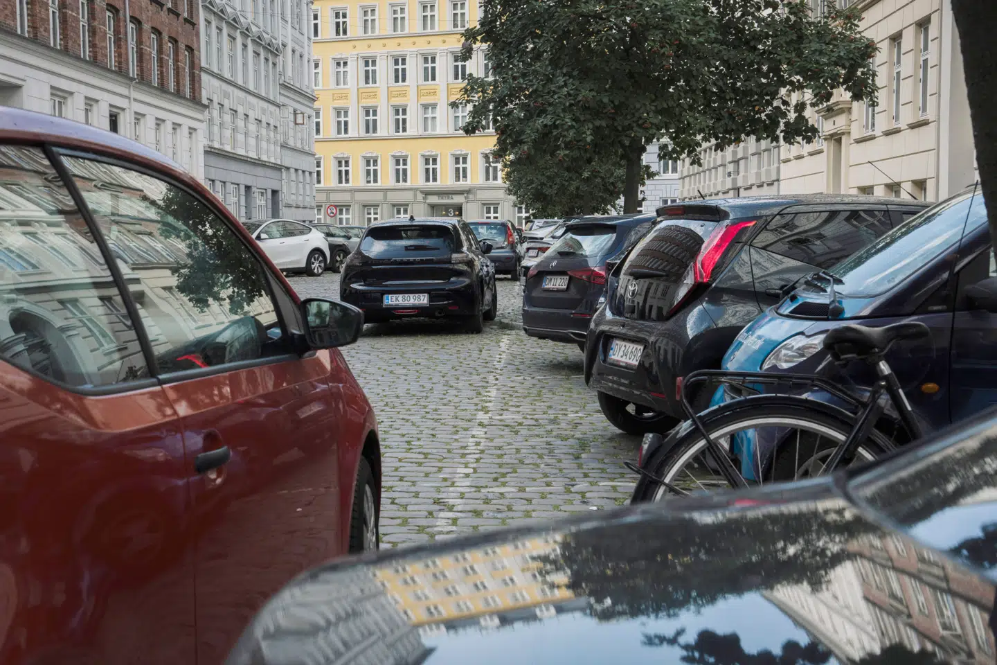 Der er kamp om p-pladserne i København. Ikke mindst i brokvartererne. Her er det Ringstedgade på Østerbro.