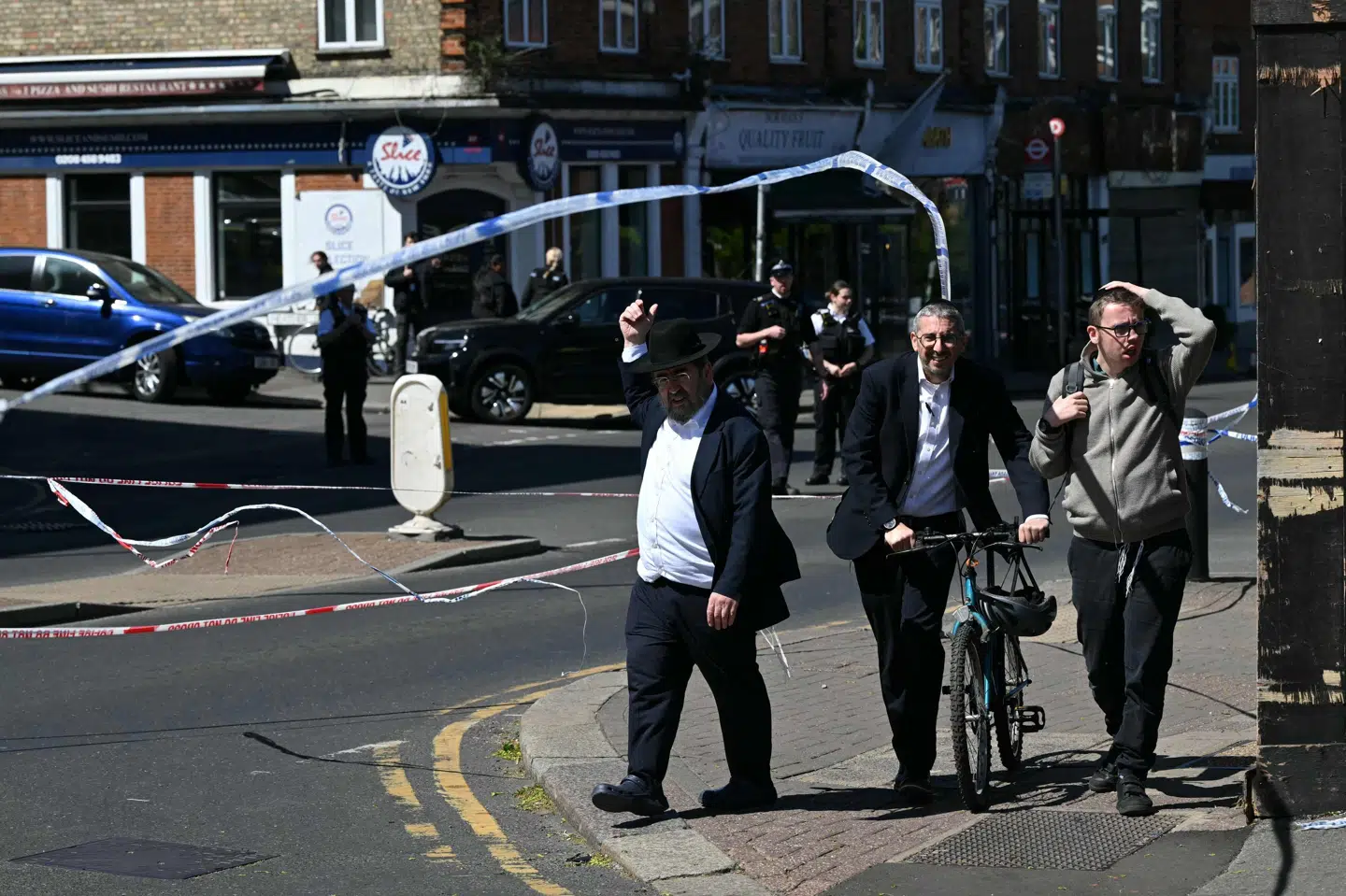 Lokale borgere passerer en politiafspærring efter knivangrebene i Golders Green i London onsdag eftermiddag.