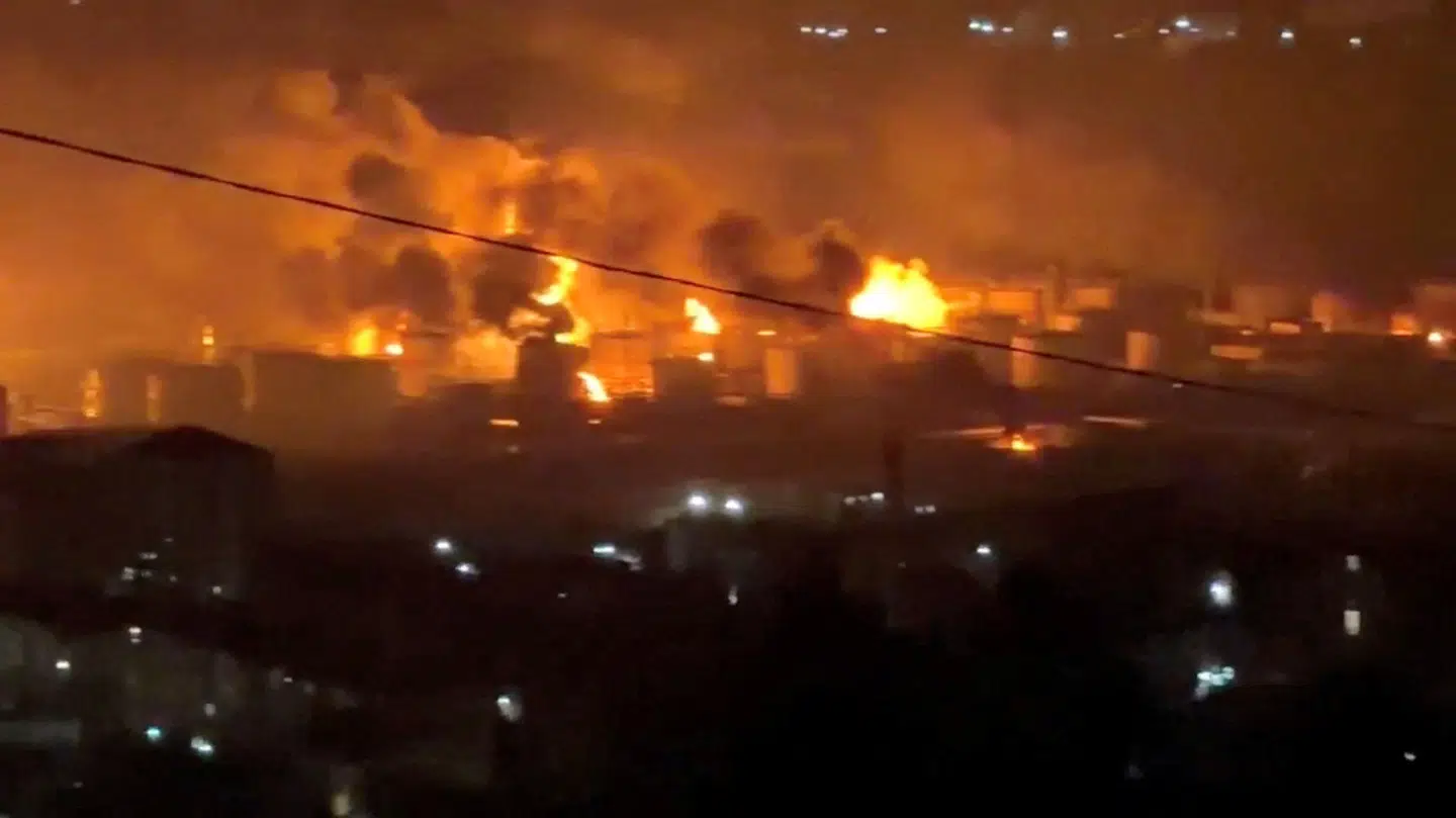 Flammer og røg fra olieraffinaderiet i russiske Tuapse efter vedblivende ukrainske angreb. Raffinaderiet er blandt de ti største i Rusland.