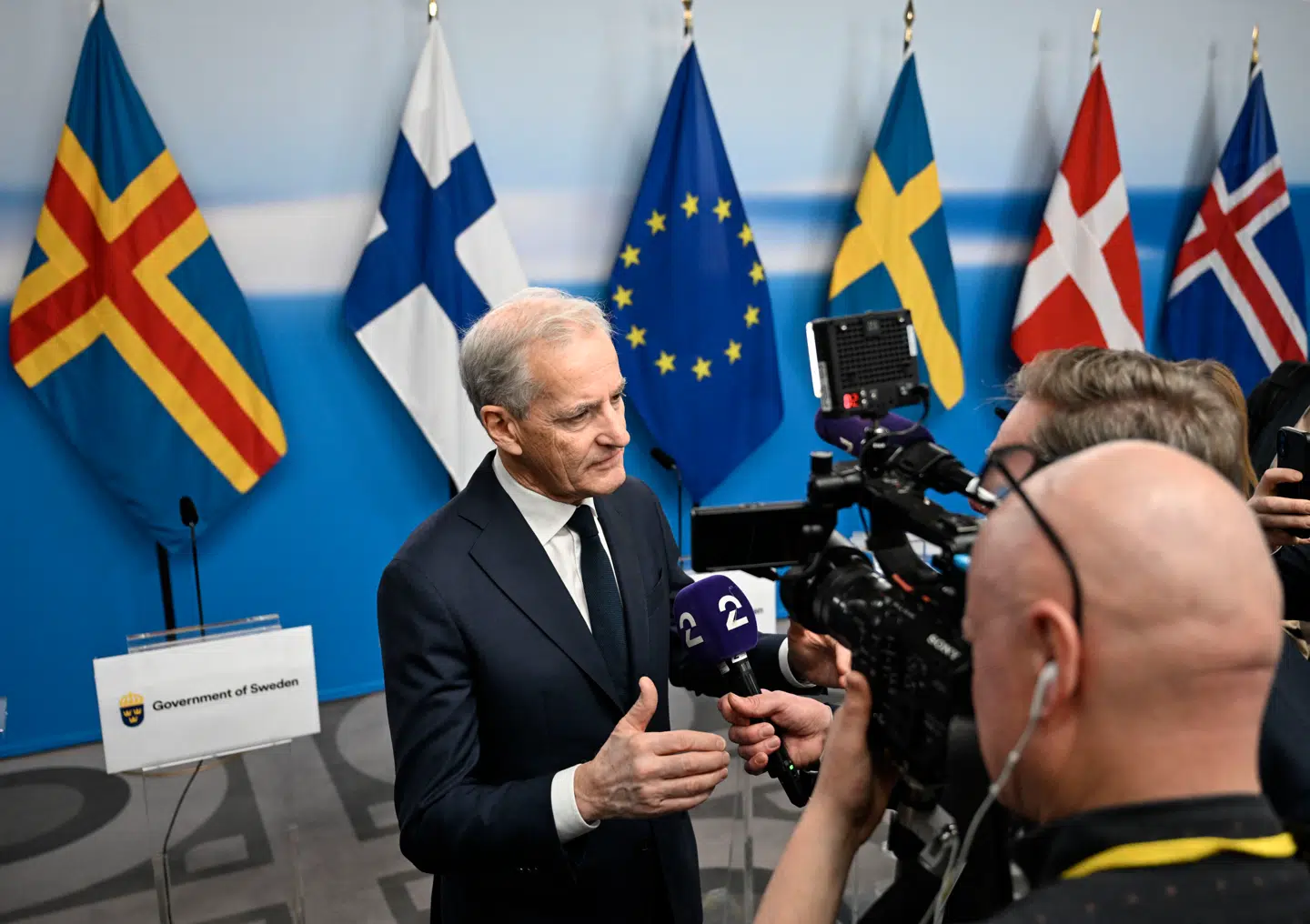 Norges statsminister, Jonas Gahr Støre, står foran EU-flaget, selvom landet ikke er medlem af EU. Nu åbner diskussionen igen om et muligt norsk EU-medlemskab – selvom en egentlig beslutning med sikkerhed ligger meget langt væk.