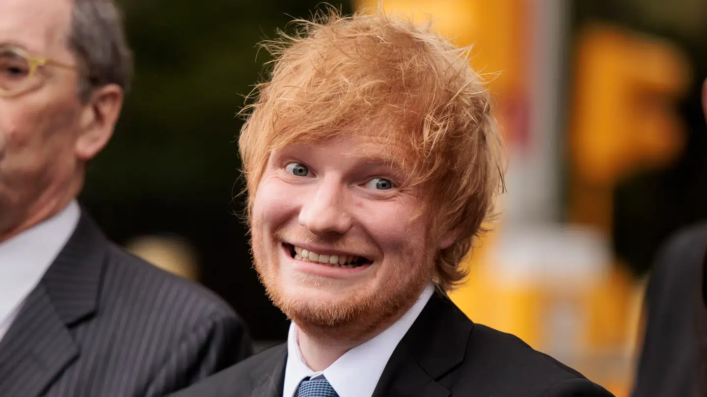35-årige Ed Sheeran prøver noget nyt med sit røde garn - eller manglen på samme.
