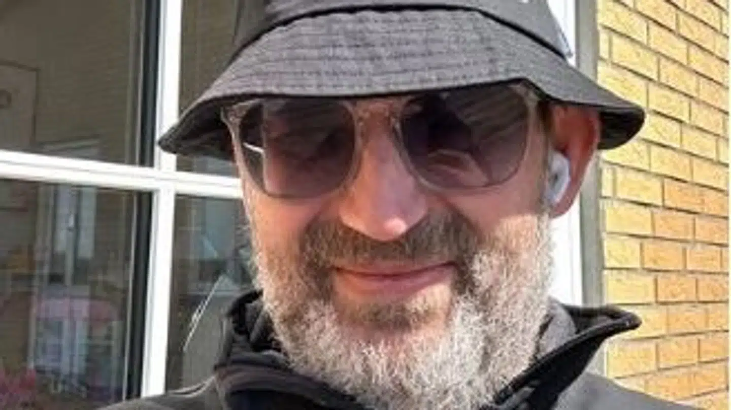 Her ses billedet med skæg, Venstres formand og fungerende forsvarsminister, Troels Lund Poulsen, onsdag har delt på Facebook. I opslaget ses også Troels Lund Poulsen nybarberet, da skægget nu er fjernet igen.