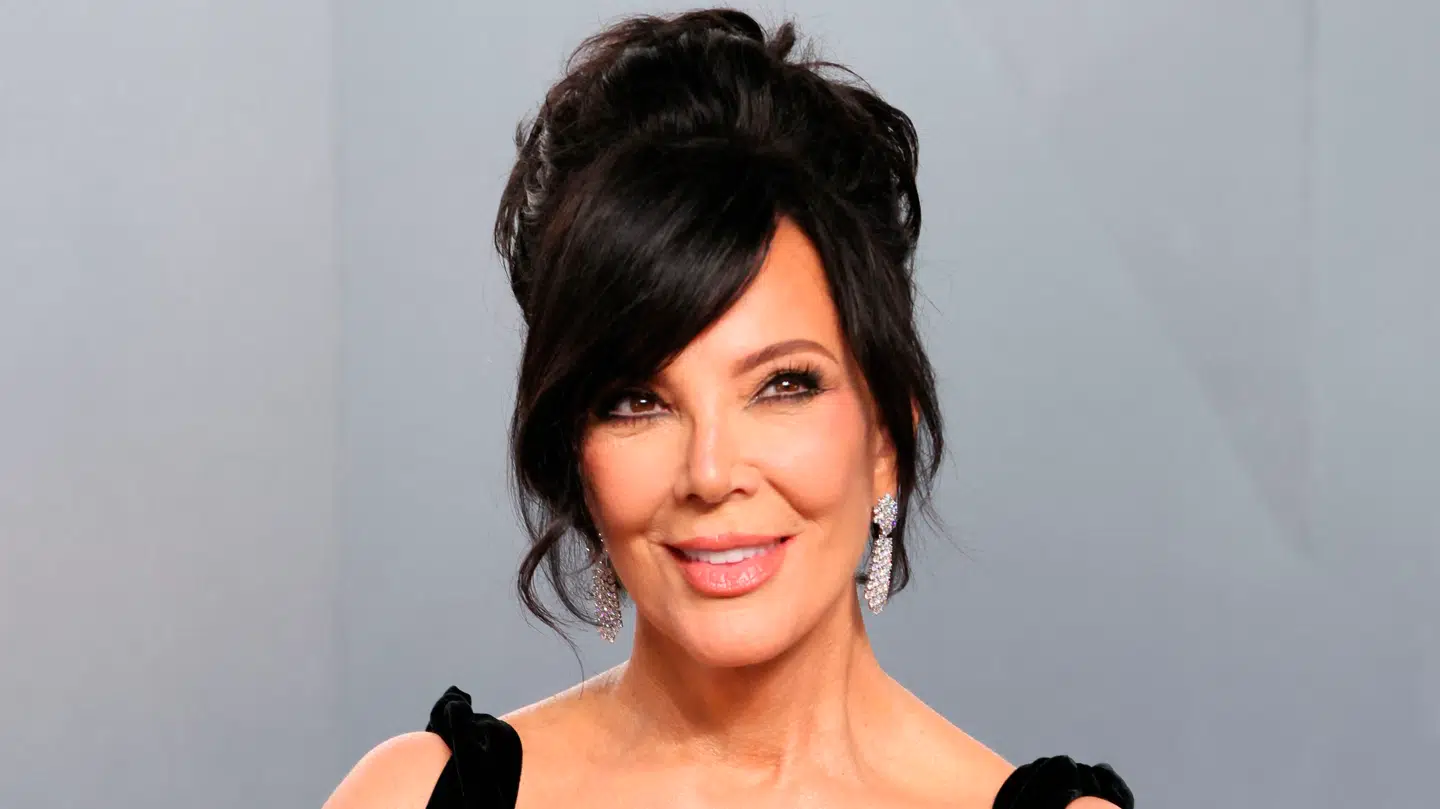 Kris Jenner bryder nu stilheden efter rygter om, at hun angiveligt skulle være utilfreds med sit ansigtsløft og lægen, der udførte det.