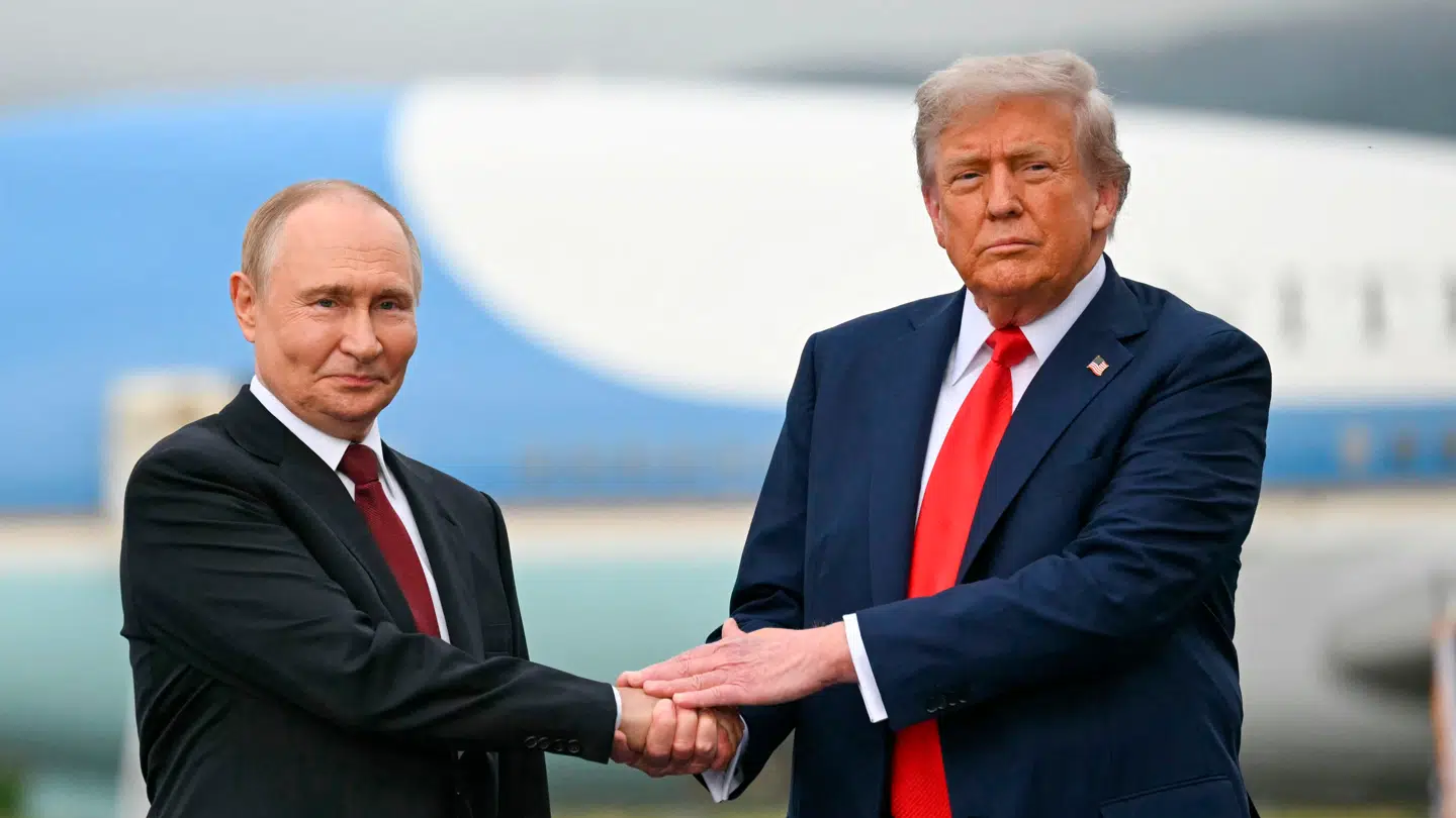 Her ses Ruslands præsident, Vladimir Putin, og USAs præsident, Donald Trump, da de i august sidste år mødtes i Alaska.