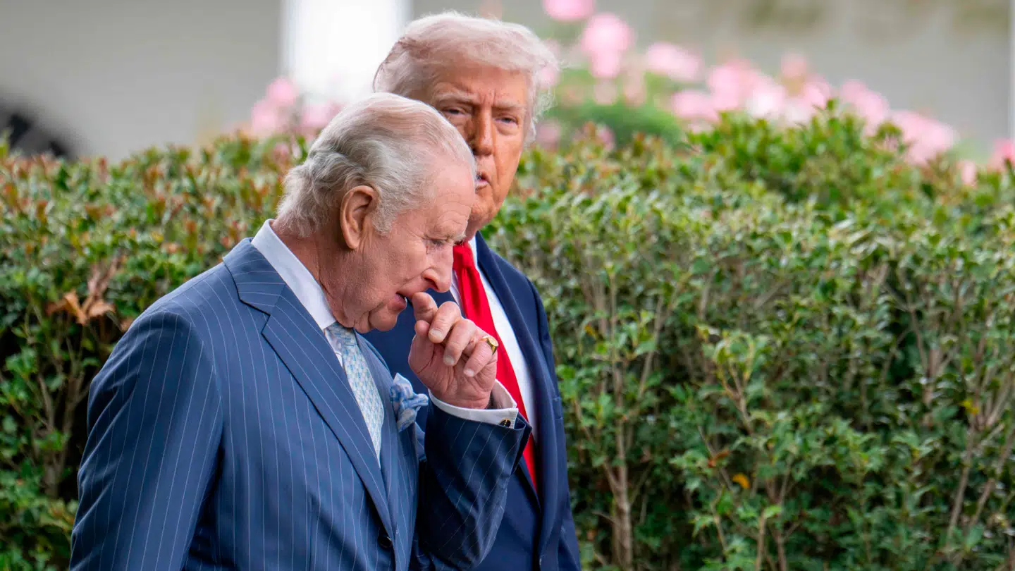 Donald Trump og Kong Charles fik en snak, da præsidenten fulgte kongen hen til en ventende bil.