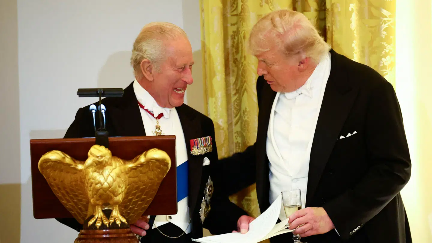 Kong Charles og præsident Trump fotograferet under statsbanketten tirsdag aften.