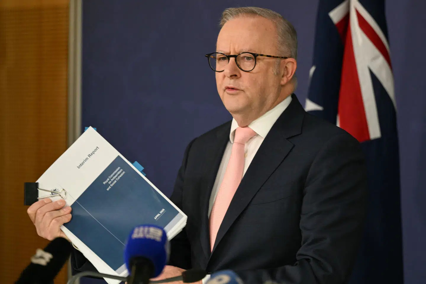 Australiens premierminister, Anthony Albanese, taler ved et pressemøde efter offentliggørelsen af en foreløbig rapport om masseskyderiet på Bondi-stranden i Sydney.