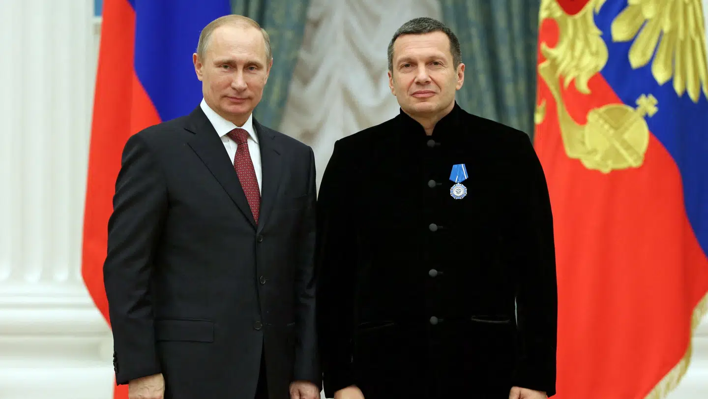 ARKIVFOTO: Ruslands præsident Vladimir Putin og tv-vært Vladimir Solovjov deltager i en prisuddelingsceremoni i Kreml i Moskva, Rusland, den 25. december 2013.