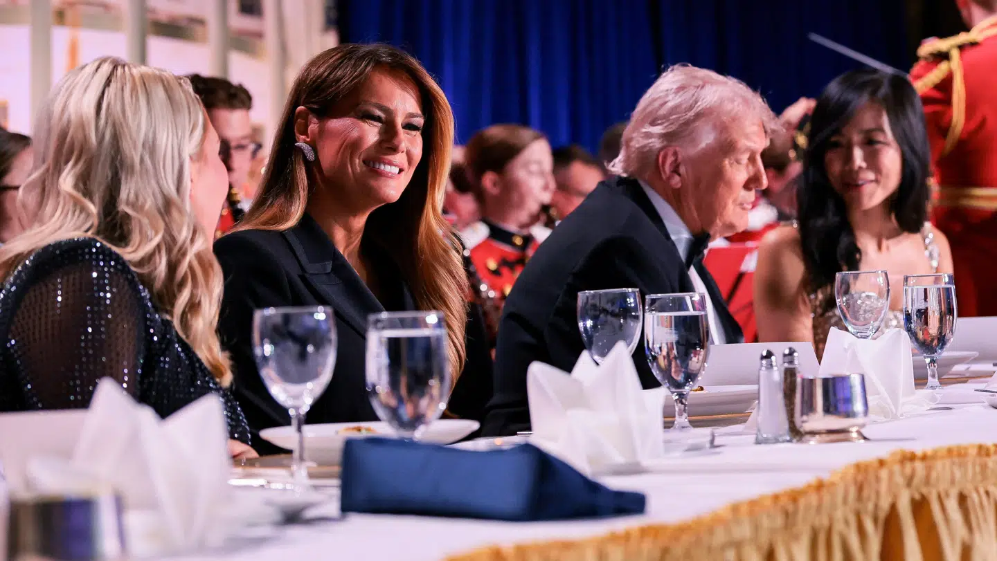 Her ses fra venstre mod højre Det Hvide Hus' pressesekretær, Karoline Leavitt, førstedamen Melania Trump, den amerikanske præsident, Donald Trump, og CBS News' ledende korrespondent i Det Hvide Hus, Weijia Jiang. Billedet er taget under korrespondentmiddagen.