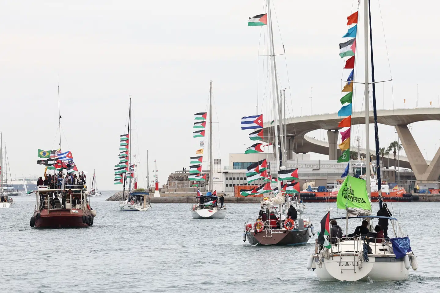 Flere skibe fra en international flotille sejlede tidligere i april af sted med kurs mod Gazastriben - blandt andet her fra Barcelona i Spanien. Israelske militærbåde har natten til torsdag standset flotillen nær Grækenland. (Arkivfoto).