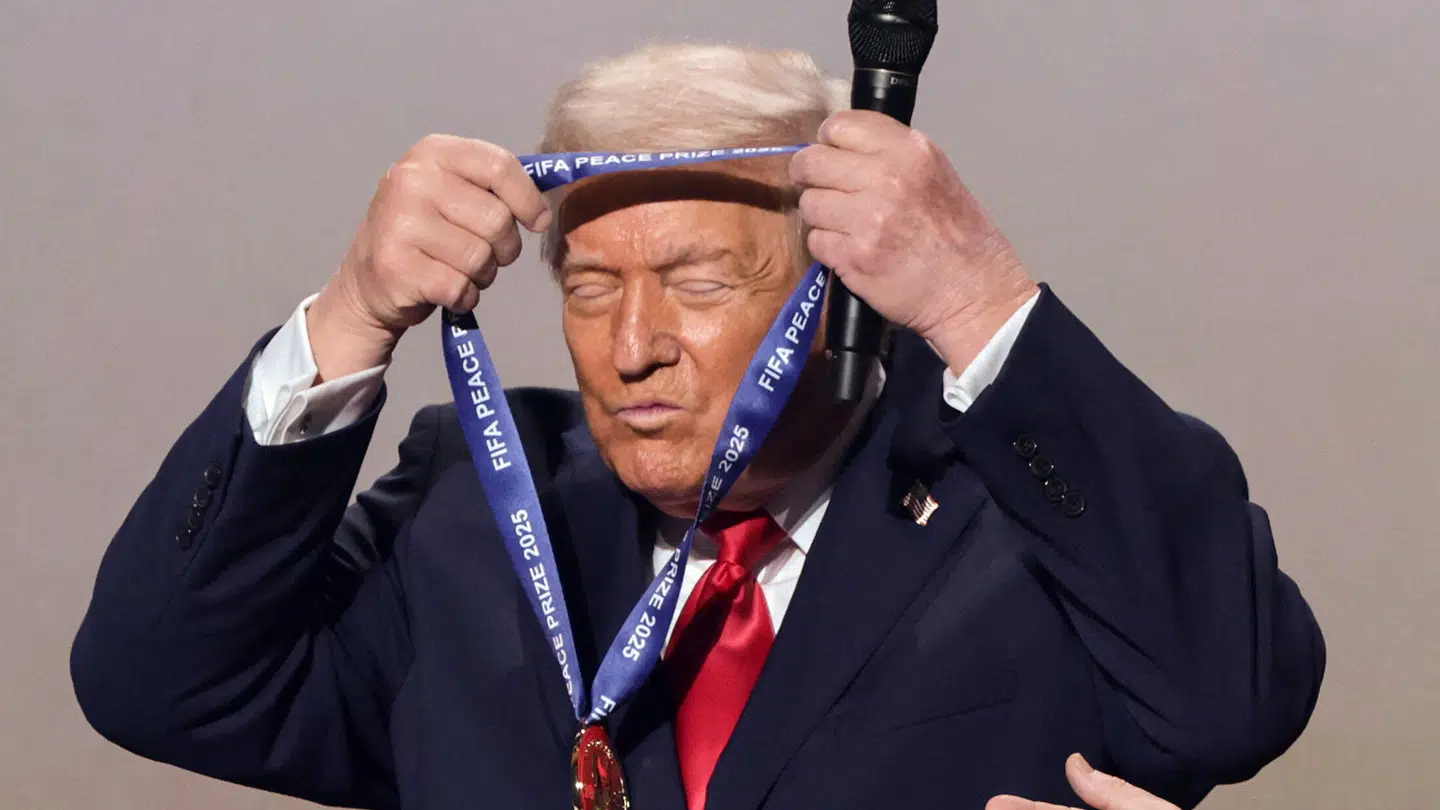 Sådan så det ud, da Donald Trump gav sig selv beviset på FIFAs fredspris om halsen.
