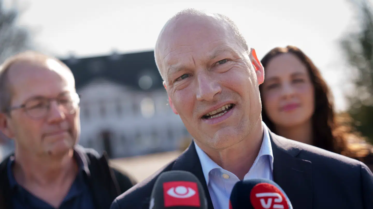 Enhedslisten med formand Pelle Dragsted, Peder Hvelplund og Victoria Velásquez under regeringsforhandlinger på Marienborg 17. april.