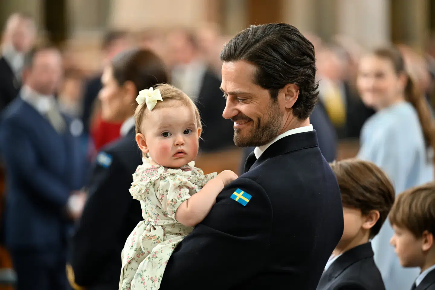 Prins Carl Philip kunne ikke lade være med at smile over yngstedatteren prinsesse Ines, der stjal showet i Slotskirken.