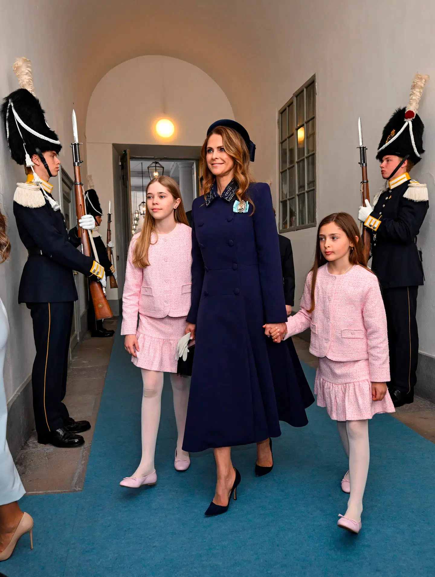 Prinsesse Madeleine ankom med døtrene prinsesse Adrienne og prinsesse Leonore, som også formåede at vække opsigt under fødselsdagsgudstjenesten i starten af kong Carl Gustafs 80 års fødselsdag.