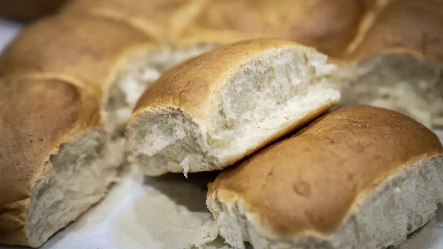 Varme hveder spiser man aftenen før Store Bededag, som nu er afskaffet. Siden afskaffelsen af helligdagen, har færre købt hveder i Sallings butikker.