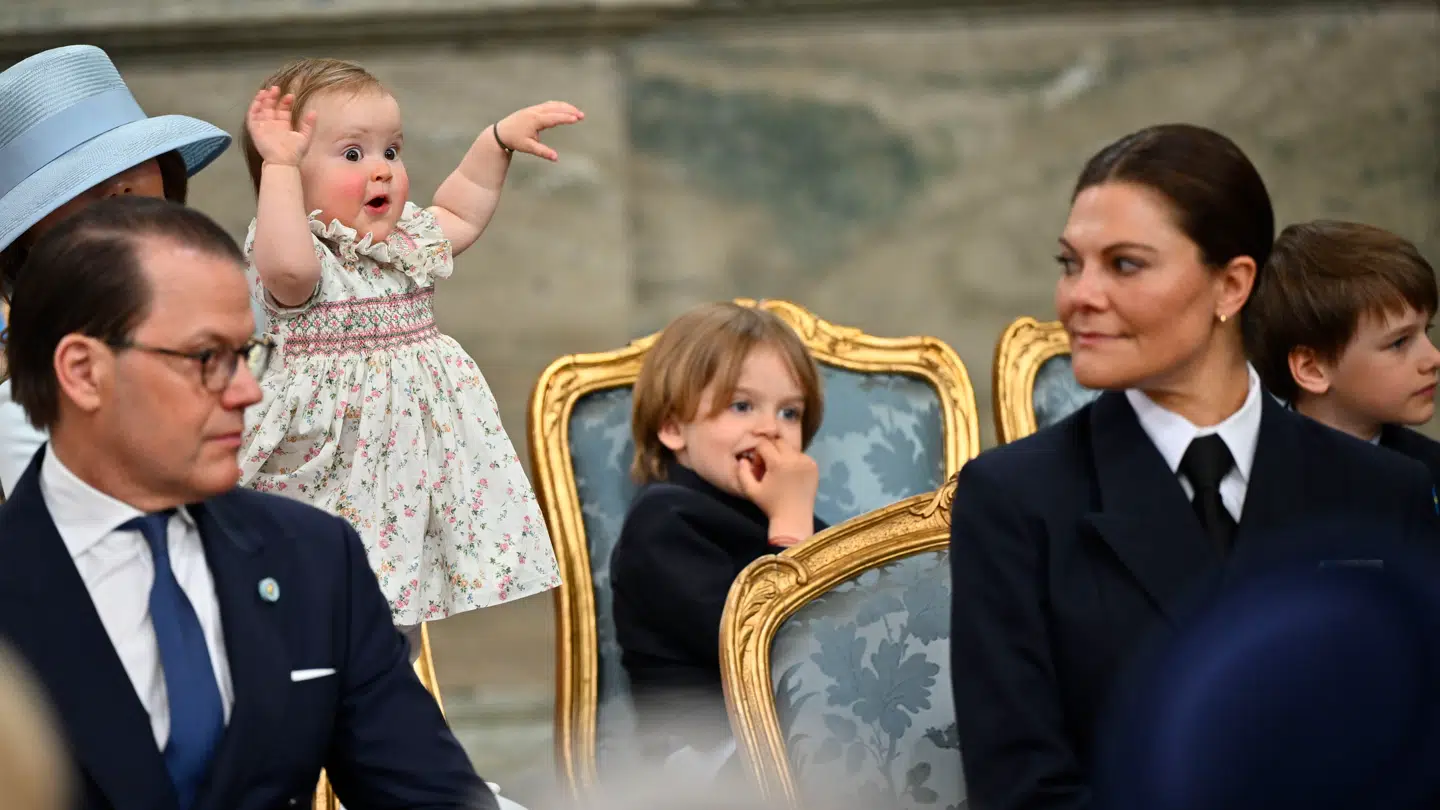Alle kong Carl Gustafs ni børnebørn er med til at fejre hans 80-års fødselsdag – men særligt den yngste, 1-årige prinsesse Ines, stjæler showet fra start i Slotskirken.