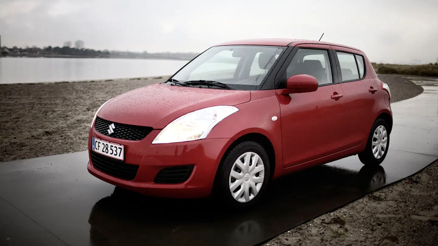 To af anmeldelserne drejer sig om æg, der er blevet kastet fra en forbipasserende Suzuki Swift.