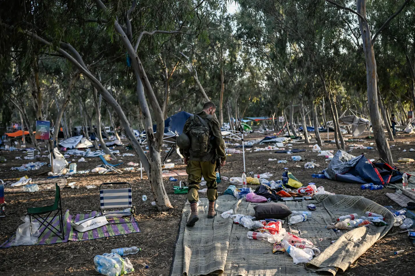 En israelsk soldat går gennem området, hvor gæsterne ved en musikfestival 7. oktober 2023 blev ofre for et palæstinensisk terrorangreb.
