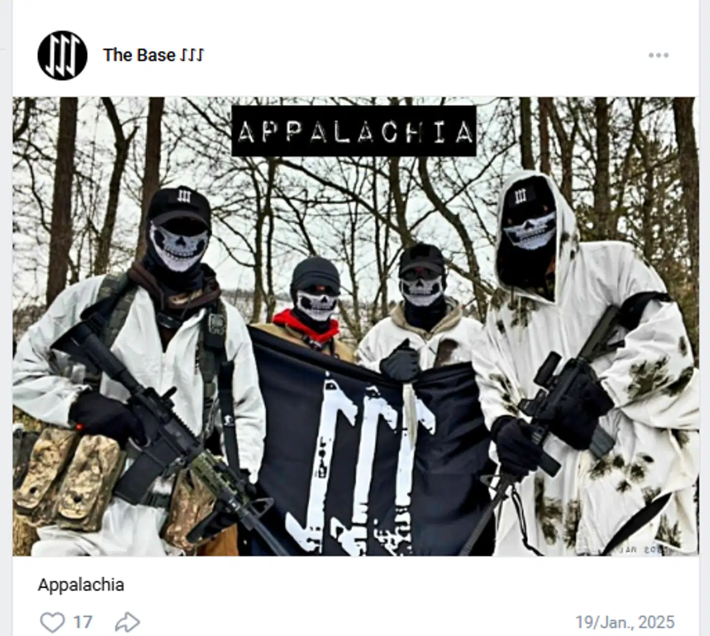 På det russiske sociale medie VK deler The Base billeder og videoer fra terrororganisationens celler i forskellige lande. Her ses maskerede og tungt bevæbnede medlemmer fra en celle i Appalacherne i USA.