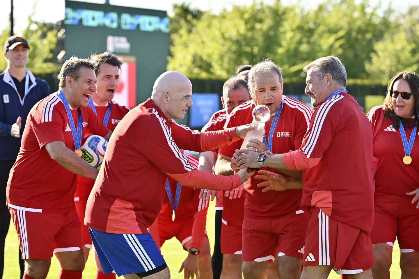 Gianni Infantino overrakte onsdag vindertrofæet til Team Canada - forstærket af blandt andre Hristo Stoichkov og Demetrio Albertini - efter en venskabelig turnering mellem repræsentanter fra forskellige forbund og organisationer forud for kongressen i Vancouver.