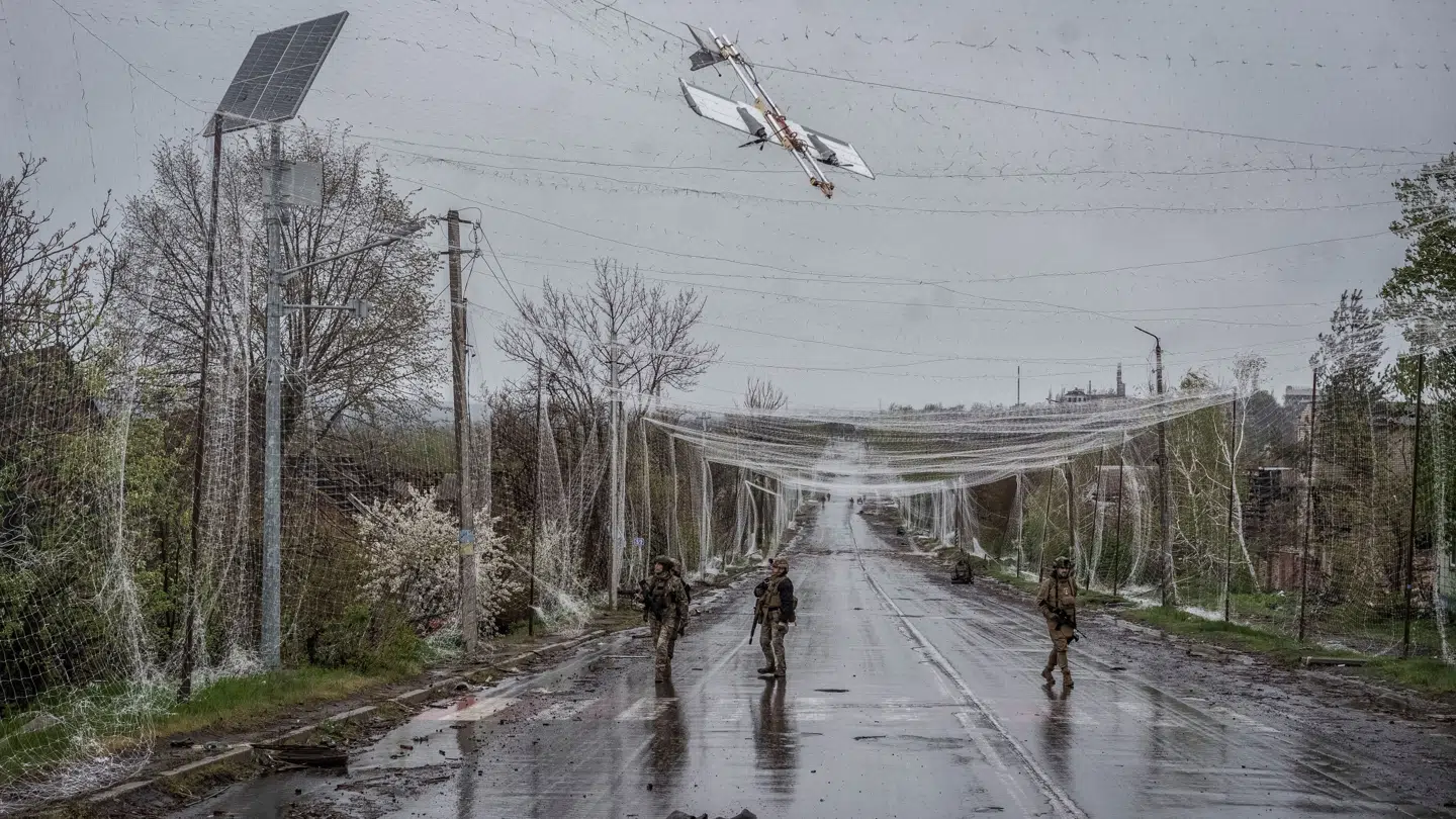En drone fanget i det net, som nu er at finde mange steder i det østlige og sydlige Ukraine. Netop den slags beskyttelse er essentiel i den moderne krig.