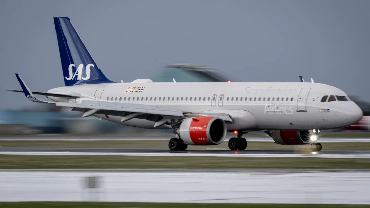 Hverken toldere, politi eller lufthavnens utallige overvågningskameraer opdagede, at 10 propfyldte sportstasker med samlet 235 kilo kokain blev smuglet direkte ud fra lastrummene på fly i Kastrup.