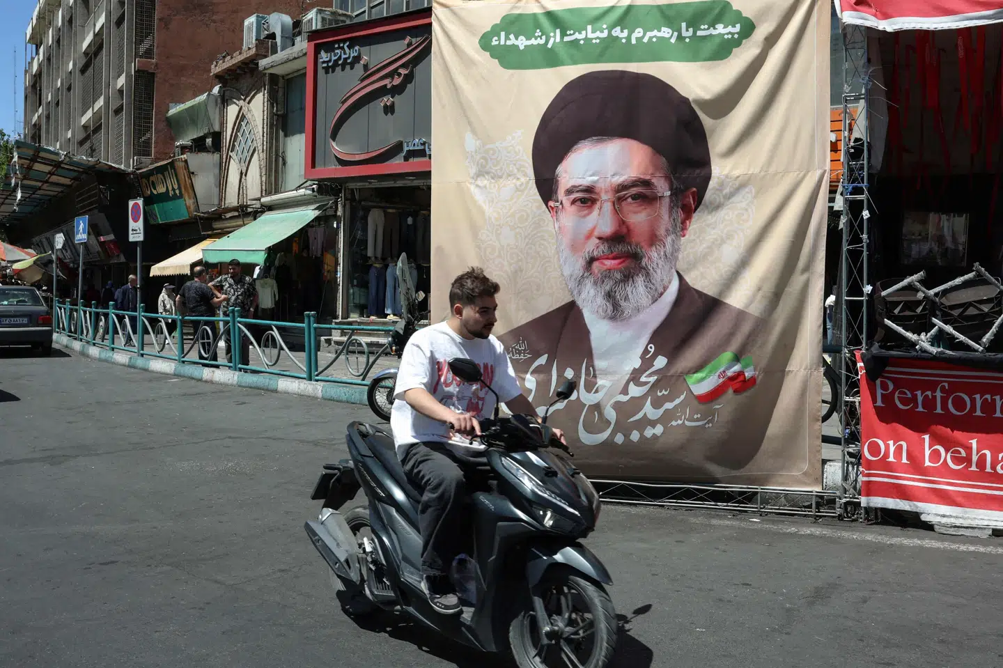 Et billede af Irans øverste leder, Mojtaba Khamenei, er hængt op på gaden i Teheran i Iran. Torsdag har Khamenei udsendt en udtalelse om situationen omkring Hormuzstrædet. (Arkivfoto).