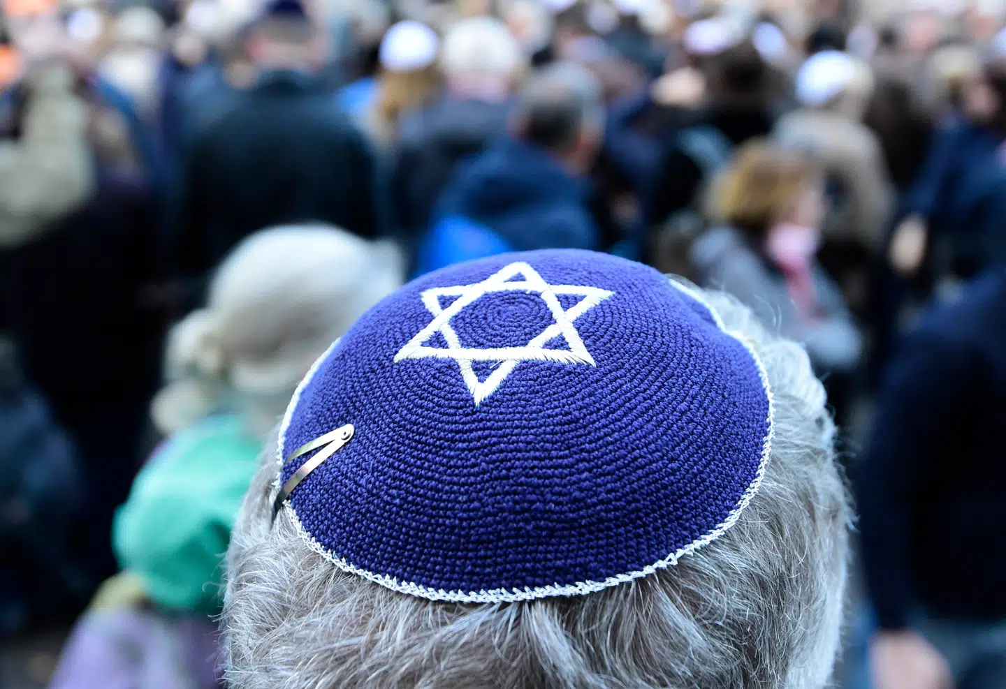 Antisemitismen er stigende i flere europæiske lande. Og det vækker både vrede og bekymring. På billedet ses en deltager i demonstrationen »Berlin går med kippah«, der fandt sted i Berlin i 2018 i protest mod overfald på jøder i Tyskland. Foto: Tobias Schwarz/AFP/Ritzau Scanpix
