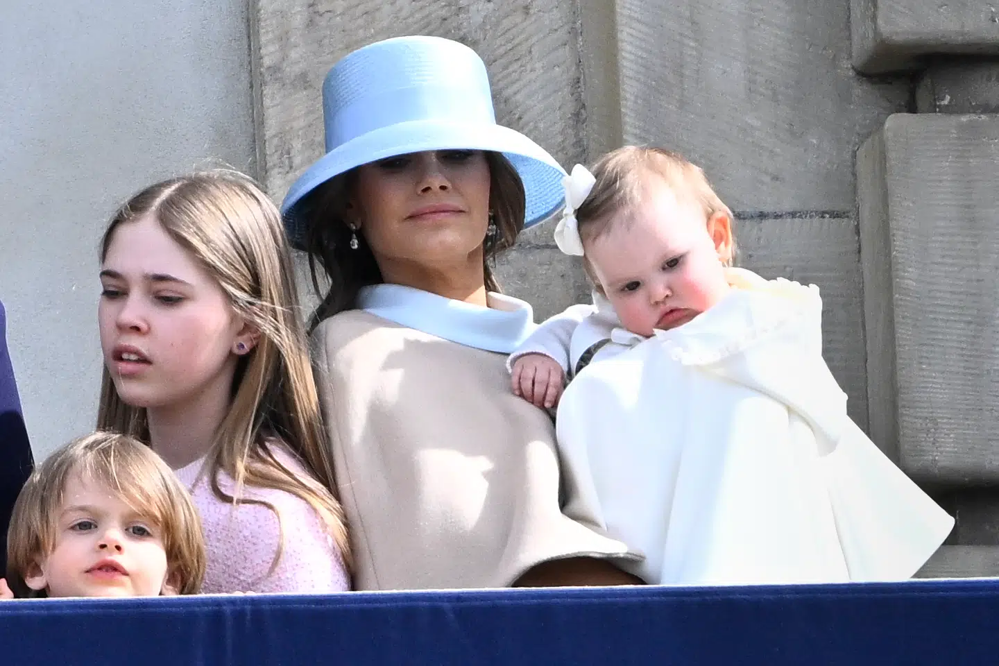 Prinsesse Sofia havde sin etårige datter, prinsesse Ines, med på den kongelige balkon på Stockholm Slot, hvor kong Carl Gustaf fulgte den offentlige del af sin 80 års fødselsdagsfejring.