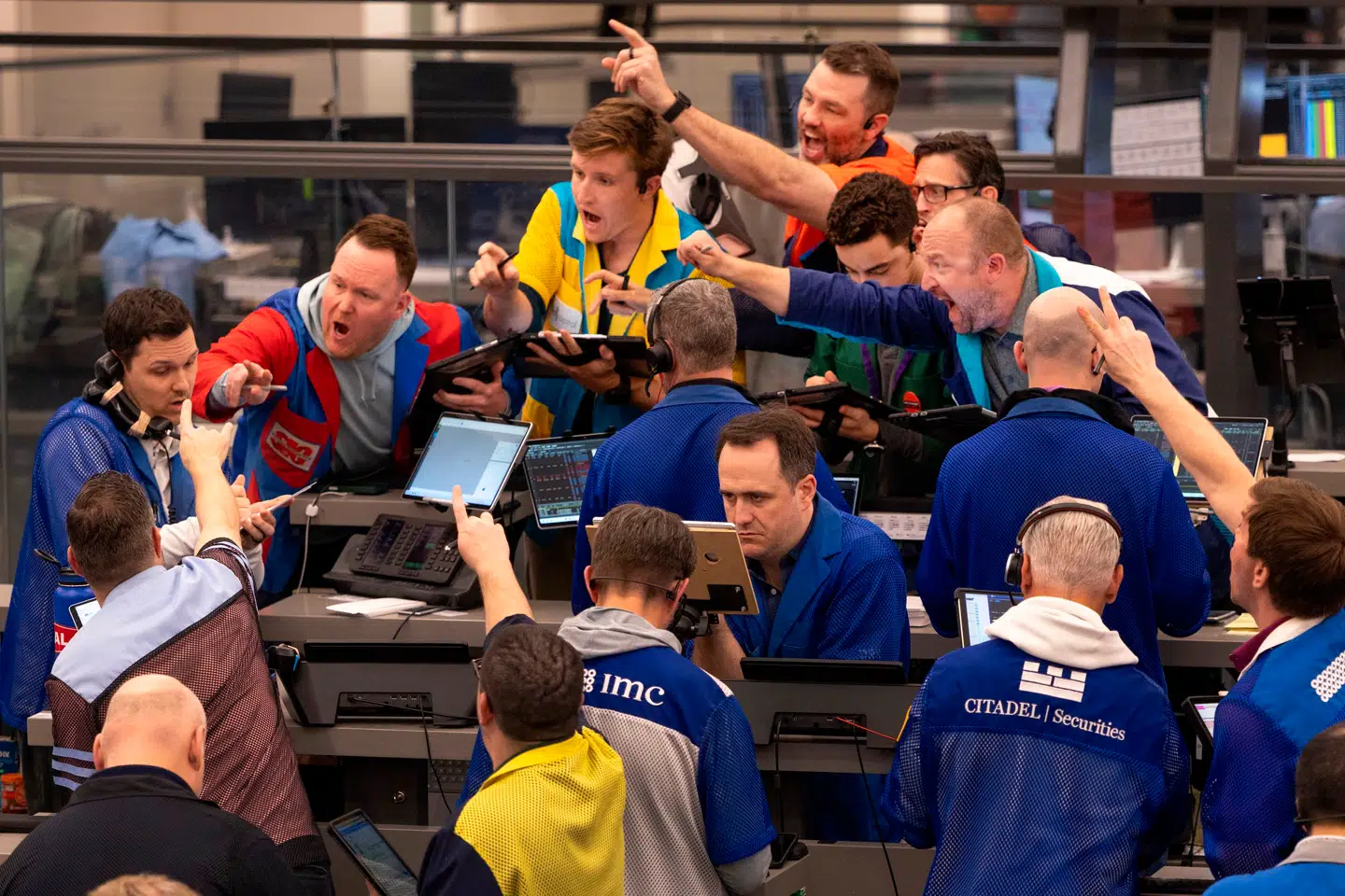 På trods af krig og kaos, har aktiemarkedet sat den ene rekord efter den anden. Det skyldes blandt andet én særlig type investor.